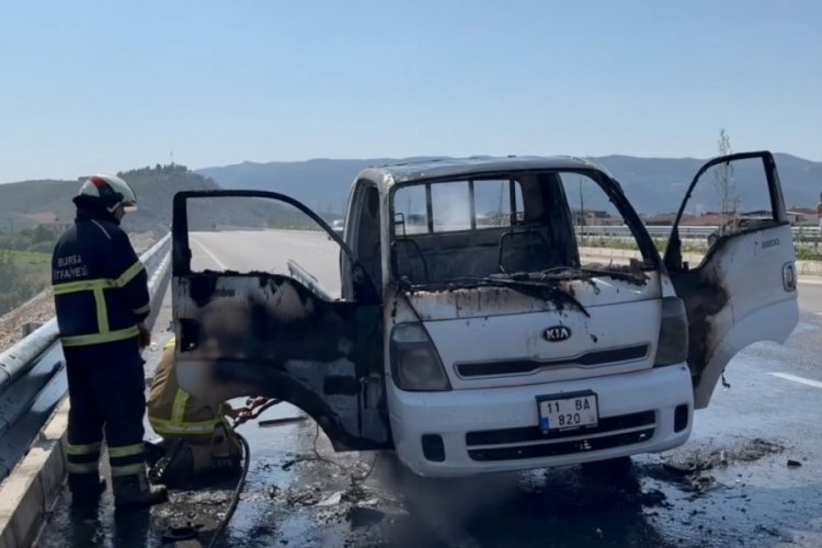 Bursa'da seyir halindeki kamyonet yanarak kullanılmaz hale geldi