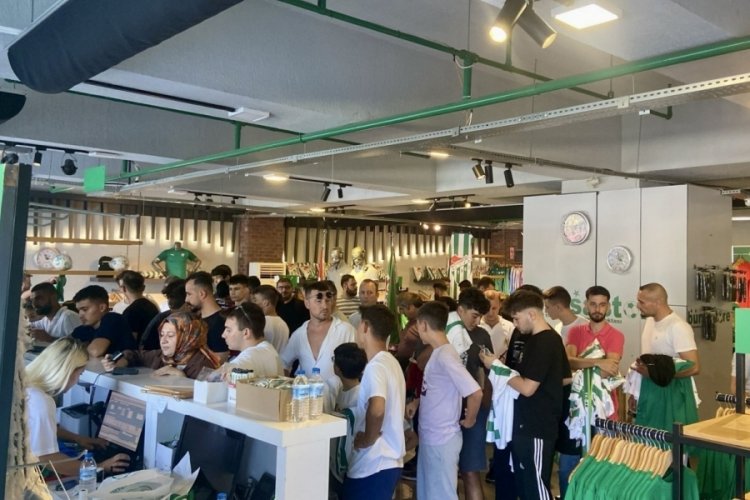Bursaspor'un yeni sezon formalarına b&uuml;y&uuml;k ilgi