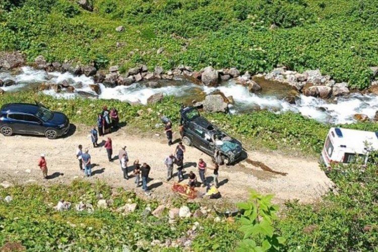 Rize'de cip u&ccedil;uruma yuvarlandı: 2 &ouml;l&uuml;, 3 yaralı!
