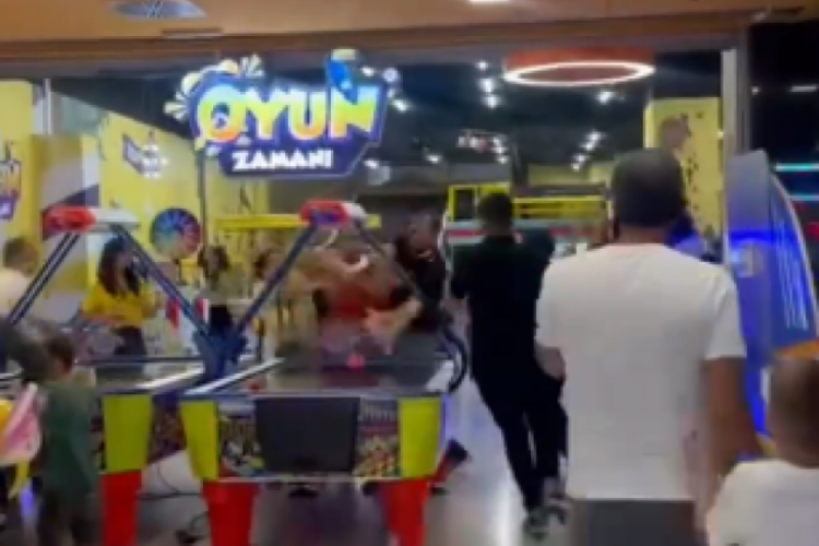 Bursa'da oyun alanında &ccedil;alışanlar m&uuml;şteriyi darp etti!