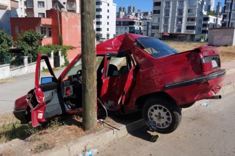 Samsun'da kazada par&ccedil;alanan aracın s&uuml;r&uuml;c&uuml;s&uuml; yaralanmadı