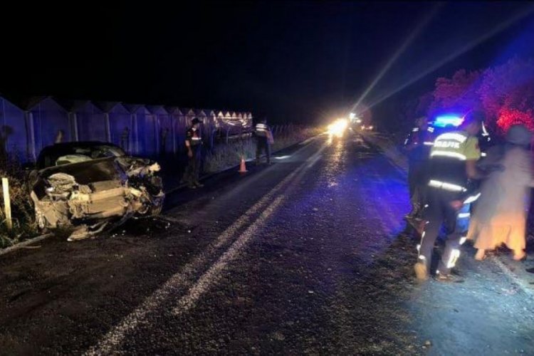 Bursa'da iki otomobil kafa kafaya &ccedil;arpıştı! 3 yaralı