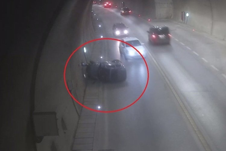 Amasya'da elektrikli ara&ccedil; t&uuml;nelde duvara &ccedil;arpıp devrildi: 2 yaralı