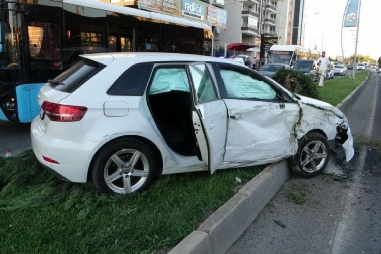 Malatya'da kontrolden &ccedil;ıkan otomobil otob&uuml;se &ccedil;arptı