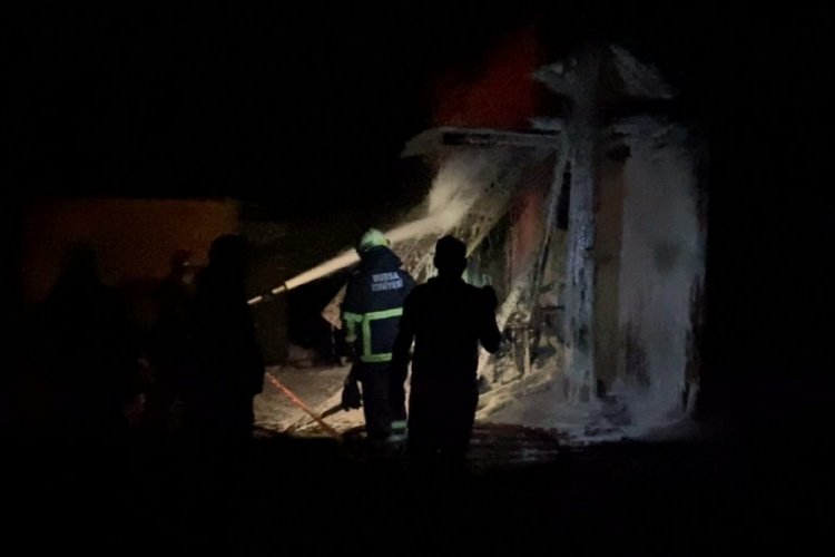 Bursa'da yangına m&uuml;dahale eden itfaiye ekipleri saldırıya uğradı