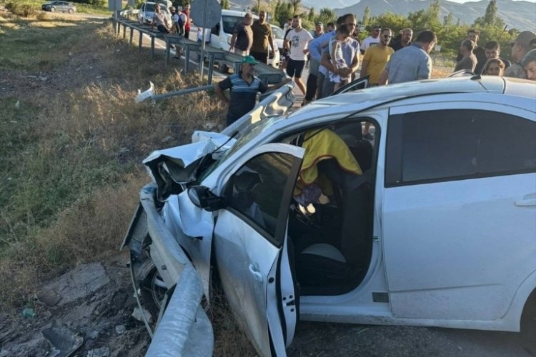 Erzincan'da otomobillerin kafa kafaya &ccedil;arpıştı