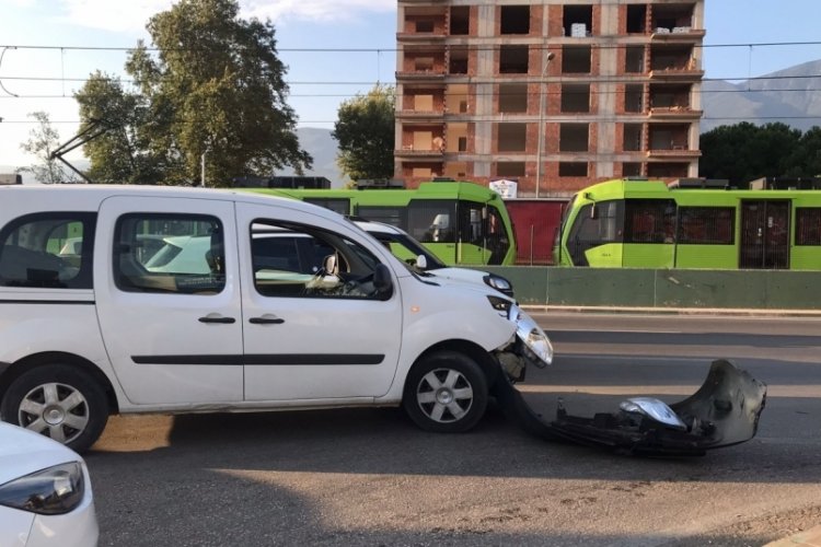 Bursa'da halk otob&uuml;s&uuml;yle hafif ticari &ccedil;arpıştı!