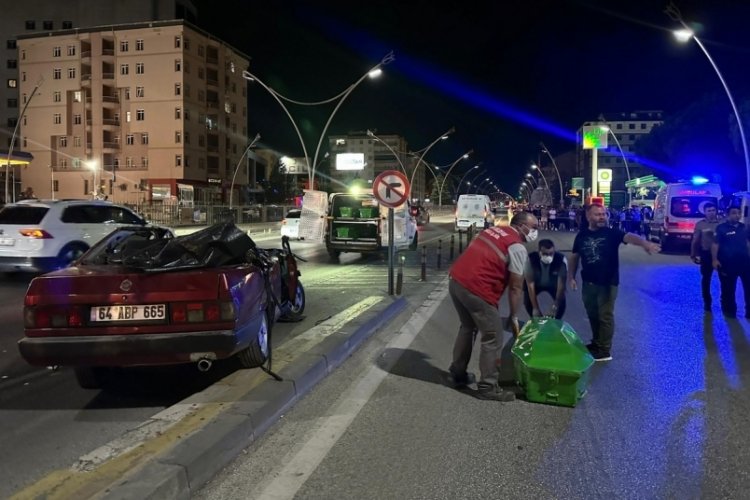 Uşak'ta tırın dorsesine &ccedil;arpan otomobildeki bir kişi hayatını kaybetti