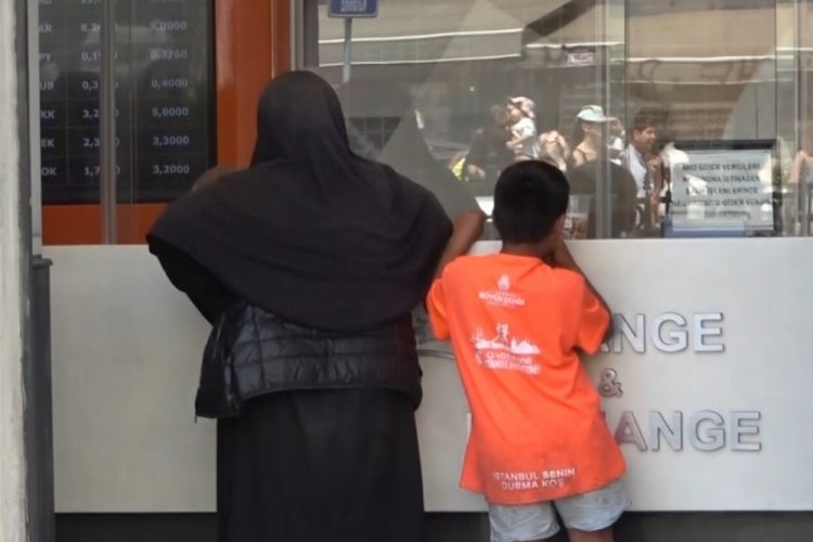 Dilenci, turistlerden aldığı parayı d&ouml;viz b&uuml;rosunda TL'ye &ccedil;evirdi