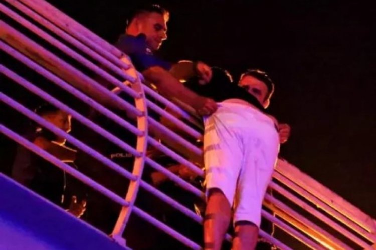 8 metre y&uuml;kseklikte intihara kalkıştı! Polisler son anda kurtardı