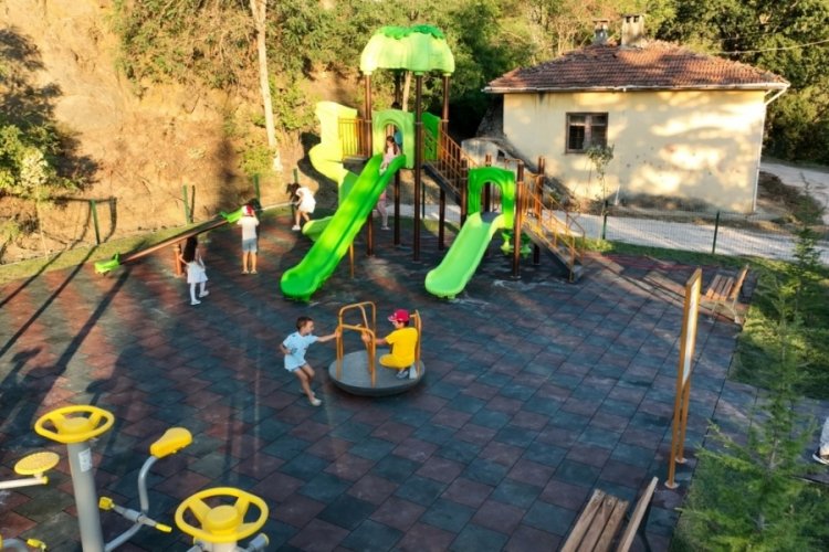 Amasya'da Bakan Kurum'un talimatıyla k&ouml;ye &ccedil;ocuk parkı yapıldı