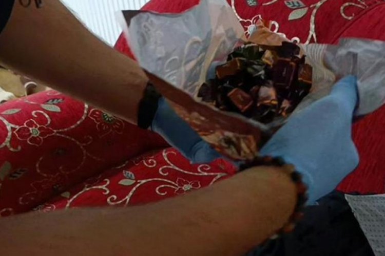 &Ccedil;ikolatanın i&ccedil;inden esrar &ccedil;ıktı