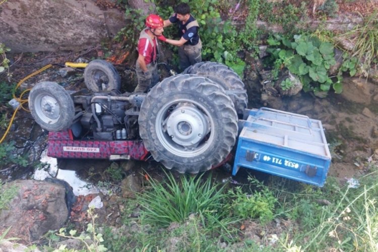 Bursa'da devrilen trakt&ouml;r&uuml;n altında kalan yaşlı adam hayatını kaybetti