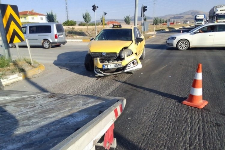 Ticari taksi ile otomobilin &ccedil;arpıştığı kazada 2 kişi yaralandı