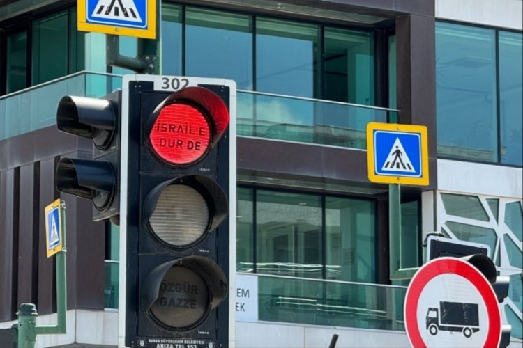 Bursa'da trafik lambalarında Filistin mesajı