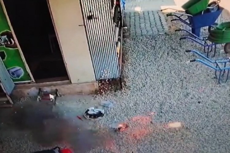 Şarja takılı robot s&uuml;p&uuml;rge &ouml;nce alev aldı sonra bomba gibi patladı