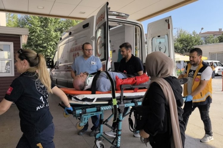Bursa'da kontrolden &ccedil;ıkan otomobil, takla atarak duvara vurdu