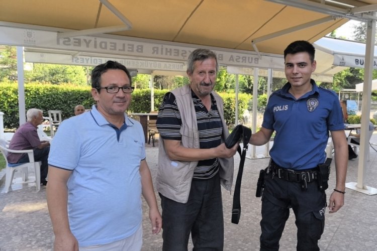 Bursa'da camide bulduğu d&ouml;vizleri polise teslim etti