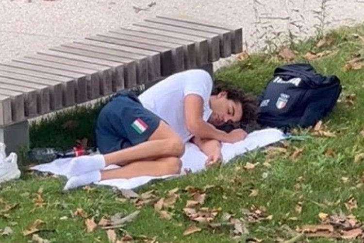 Altın madalya kazanan y&uuml;z&uuml;c&uuml; parkta uyudu