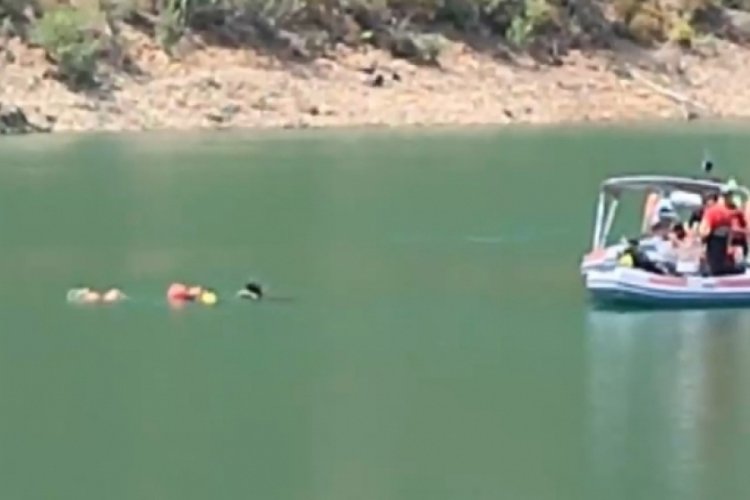 Suya d&uuml;şen helikopter i&ccedil;in balon sistemi kuruluyor