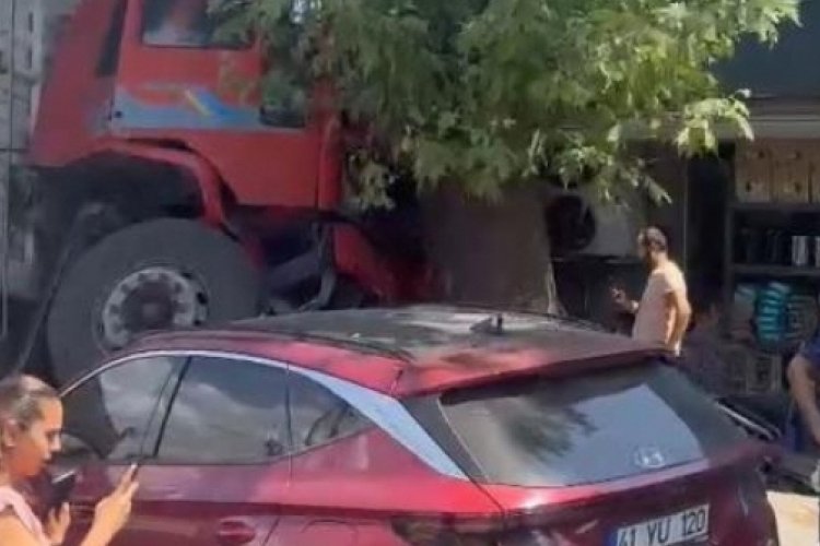 Freni boşalan kamyon dehşet sa&ccedil;tı