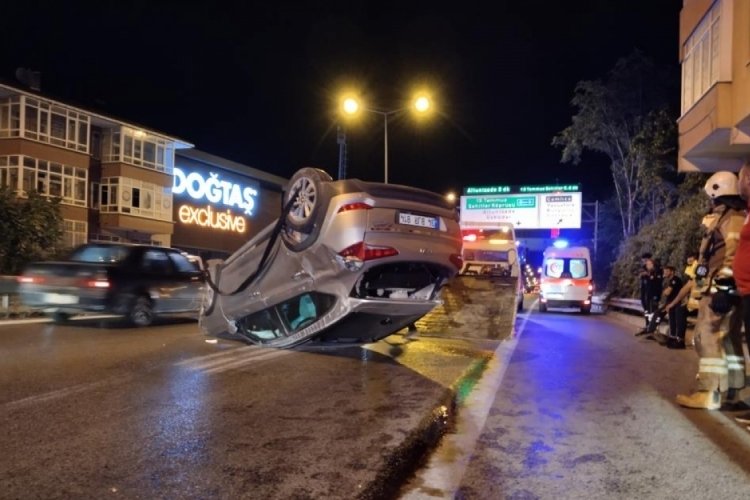 Kontrolden &ccedil;ıkan otomobilin &ccedil;arptığı ara&ccedil; takla attı
