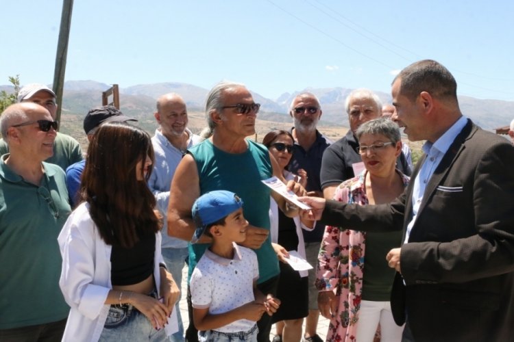 Sağlık ekipleri köylerde keneye karşı vatandaşları bilgilendiriyor