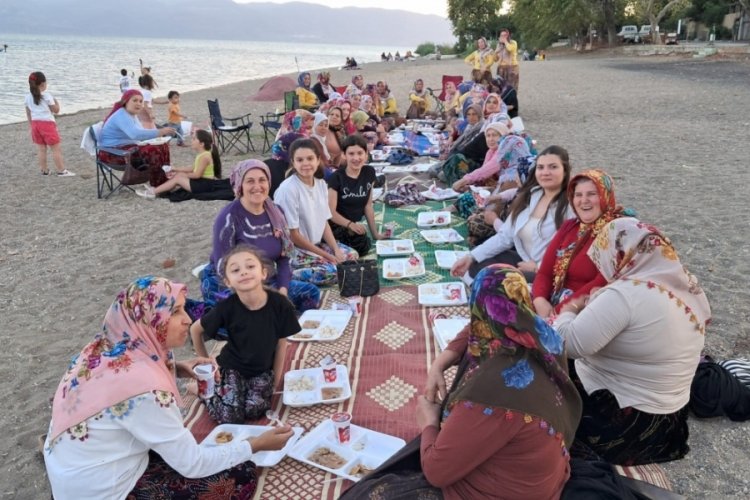 Bursa'da kayınvalideler &ouml;nce tarlada &ccedil;alıştı, sonra eğlendi
