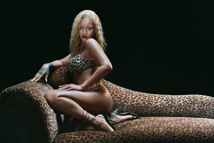 Rihanna'nın karnaval tarzı! B&uuml;y&uuml;k kanatlı kost&uuml;m&uuml; g&uuml;ndem oldu