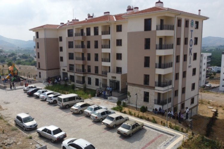Adana'da evleri yanan 29 aile yeni evlerinin anahtarlarını aldı