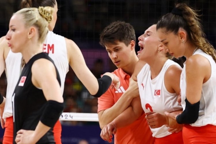 Cansu &Ouml;zbay sakatlandı! G&ouml;zyaşlarıyla oyundan &ccedil;ıktı