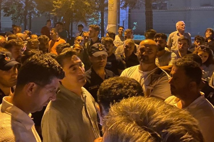Mahallede 'taciz' gerginliği: Aynı binada kalan 50 kişi il&ccedil;eden uzaklaştırıldı