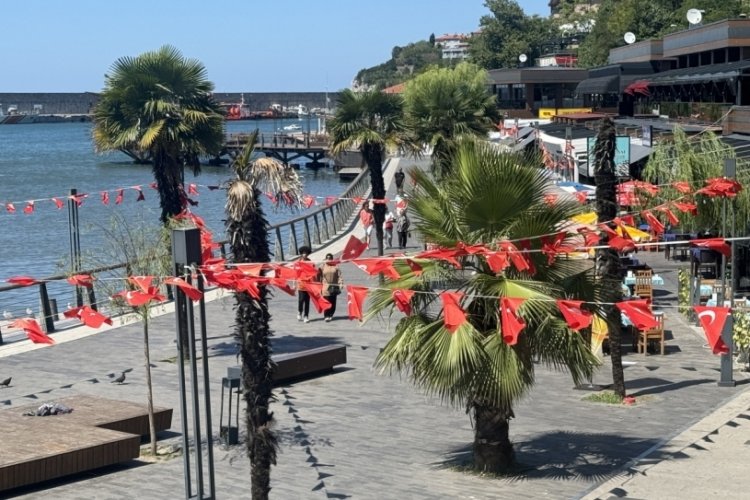 Zonguldak'ta sıcaktan bunalan vatandaş sahilin yolunu ttuttu!
