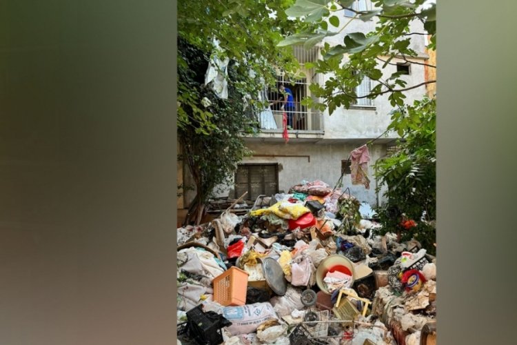 Bir evden tam 15 kamyon &ccedil;&ouml;p &ccedil;ıktı