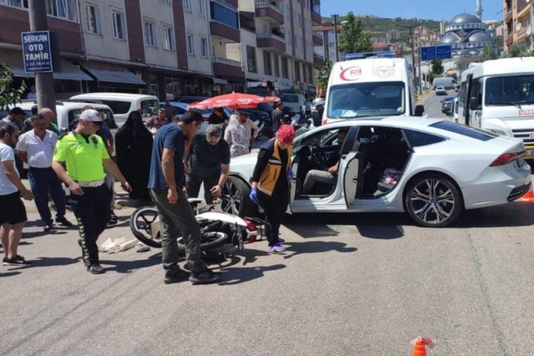 Bursa'da motosiklet otomobile &ccedil;arptı: 1 yaralı!