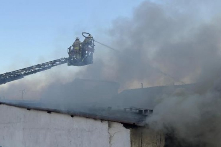 İstanbul Arnavutk&ouml;y'deki ahşap palet fabrikasında yangın