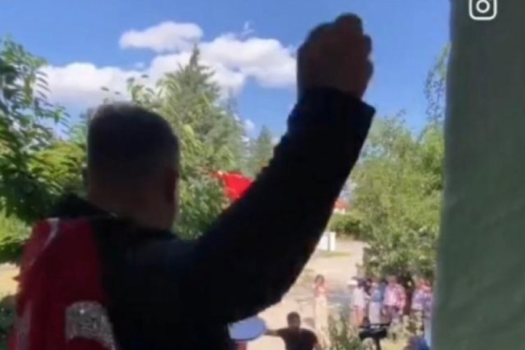 Damat gelini şeytan taşlar gibi taşladı... "Bu nasıl bir &acirc;det?"