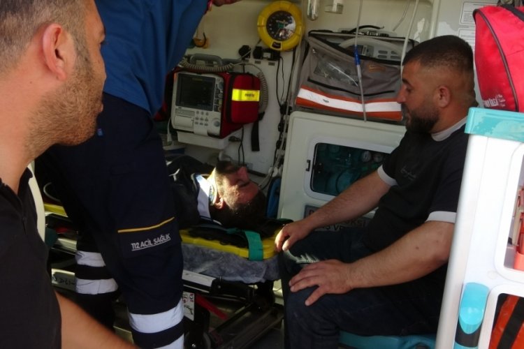 Kontrolden &ccedil;ıkan hafif ticari ara&ccedil; takla attı: 1'i ağır 4 yaralı