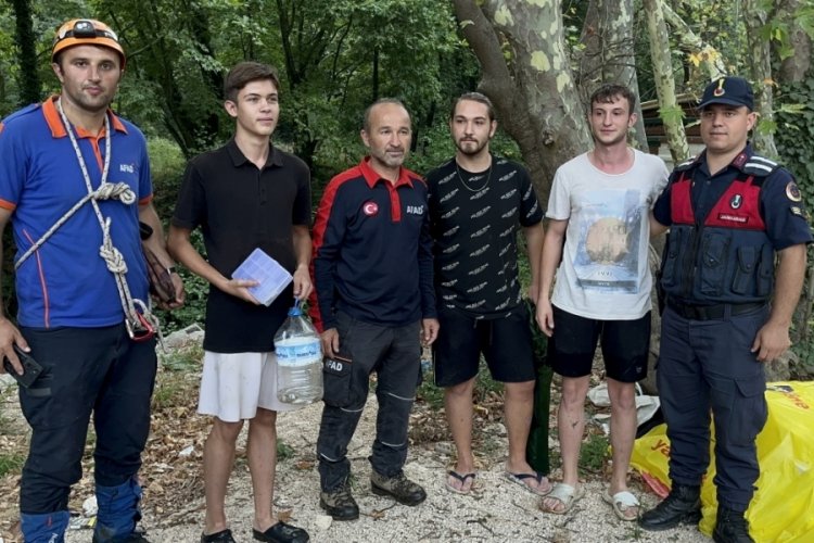 Bursa'da kayalıkta mahsur kalan 3 gen&ccedil; kurtarıldı