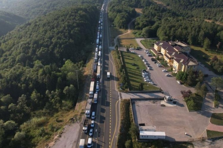 Kazadan kaynaklı Bolu Dağı'nda kilometrelerce ara&ccedil; kuyruğu oluştu