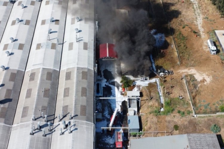 Bursa'da yat fabrikasındaki yangına 70 personelin m&uuml;dahalesi s&uuml;r&uuml;yor