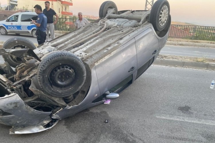 Kontrolden &ccedil;ıkan otomobil ters d&ouml;nd&uuml;: 2 yaralı