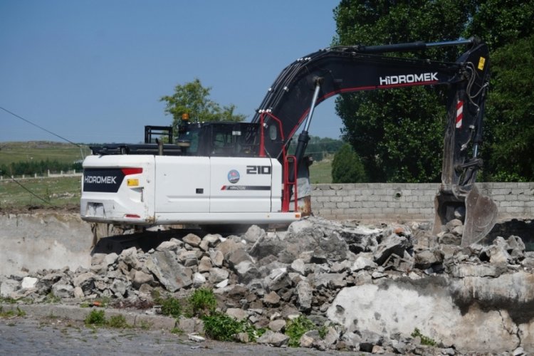 Kars'ta metruk binalar yıkılıyor!