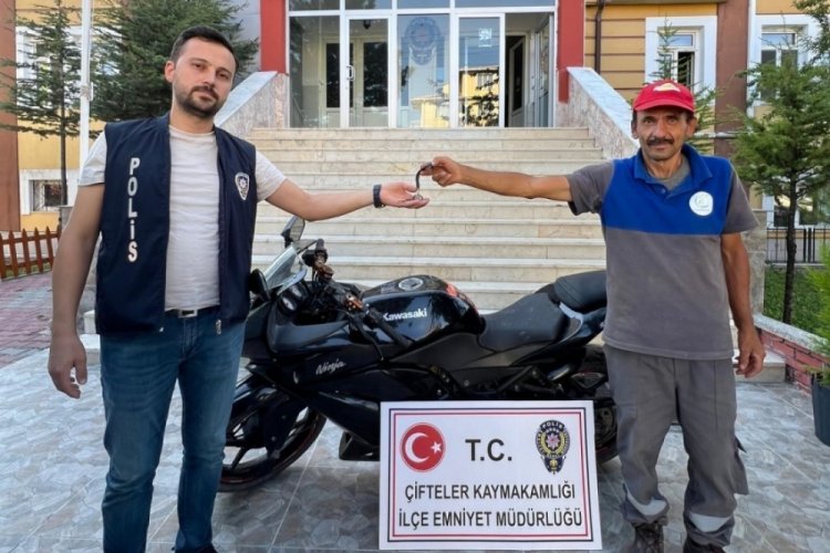 Polis &ccedil;alıntı motosikleti bulup sahibine teslim etti