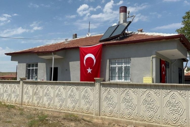 Kırşehirli şehidin baba ocağına T&uuml;rk bayrağı asıldı