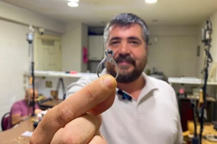 Boş arazide bulduğu meteor taşından eşine "tektaş" yaptırdı