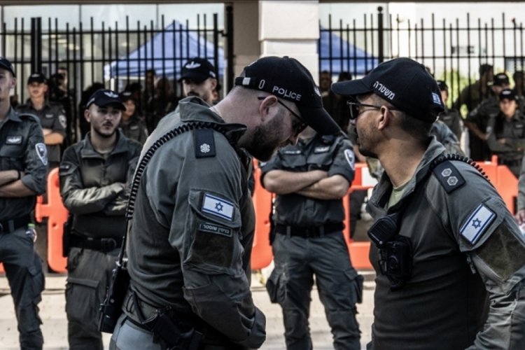 İsrail, Batı Kud&uuml;s'te Dışişleri Bakanlığına baskın d&uuml;zenledi!