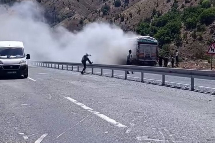 Seyir halindeki kamyondan y&uuml;kselen dumanlar paniğe neden oldu