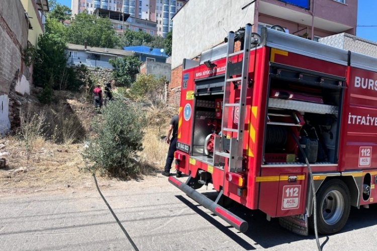 Bursa'da otluk alanda &ccedil;ıkan yangın evlere sı&ccedil;ramadan s&ouml;nd&uuml;r&uuml;ld&uuml;