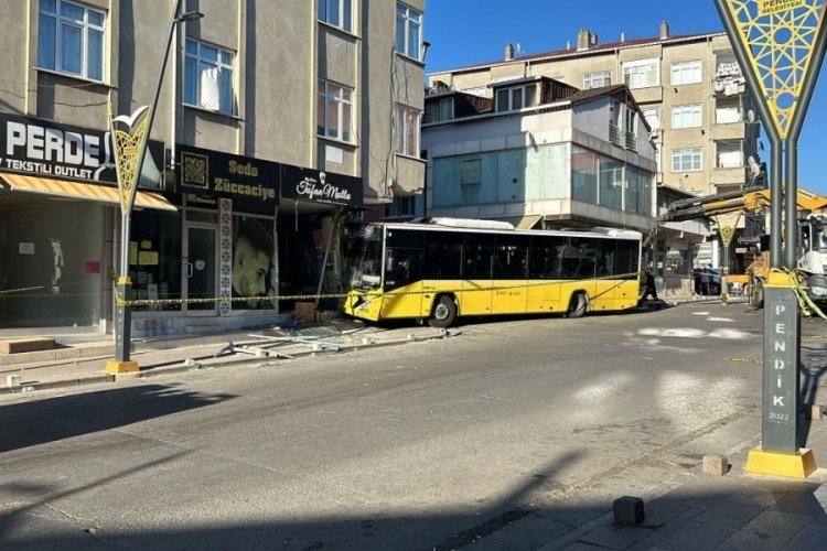 İETT otob&uuml;s&uuml; iş yerine daldı: 6 yaralı